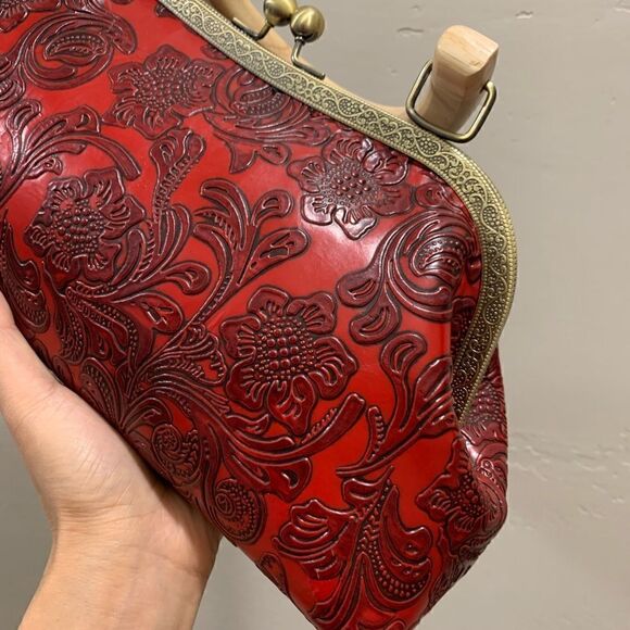Vintage Style Handmade Genuine Leather Floral Embossed Wood Handle Kiss-lock Bag - Picture 12 of 14